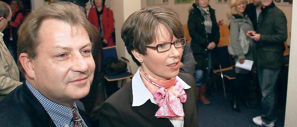 Unmittelbar nach Verkündung des Endergebnisses: Kerstin Hoppe und Roland Büchner im Rathaussaal.