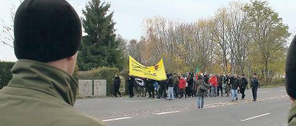 Castor-Protest-Häuflein. Nur wenige Demonstranten fanden sich zum Anti-Atom-Protest. Von der Arbeitsagentur ging es wenige Meter zum Bundespolizeipräsidium.