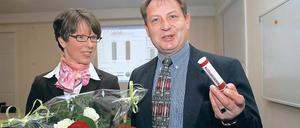 Die Zigarre verschwand ungeraucht wieder in der Brusttasche: Roland Büchner, Vorsitzender des Bürgerbündnis Schwielowsee, unterlag bei der Bürgermeister-Stichwahl gestern knapp Amtsinhaberin Kerstin Hoppe (CDU). Laut vorläufigem Endergebnis hatte die Bürgemreisterin 82 Stimmen mehr für sich gewinnen können.