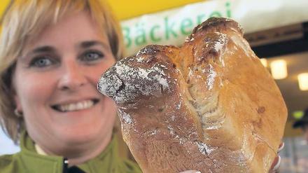 Ein Dinkelbrot namens Luzern  präsentiert von Verkaufsleiterin Daniela Köppe und gebacken in der Bio-Bäckerei Fahland.