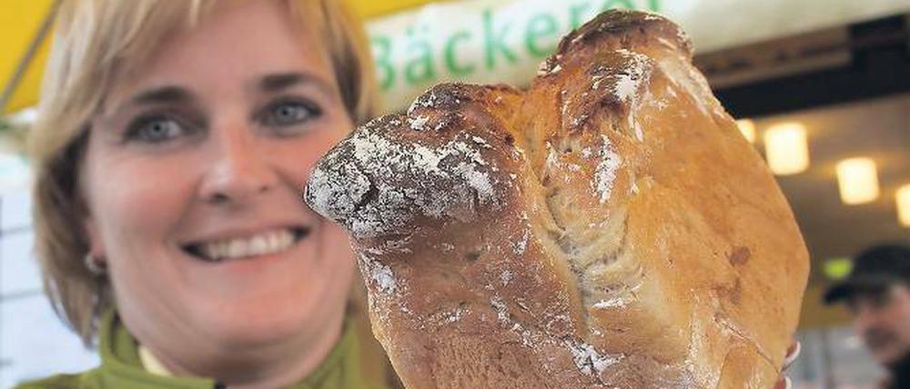 Ein Dinkelbrot namens Luzern  präsentiert von Verkaufsleiterin Daniela Köppe und gebacken in der Bio-Bäckerei Fahland.