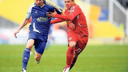 Kampf im Kellerduell. Babelsbergs Guido Kocer (rechts)  hier im Zweikampf mit Sören Eismann  gab Süleyman Koc die Vorlage zum 1:0. Der Treffer wurde wegen angeblicher Abseitsposition jedoch nicht gegeben.