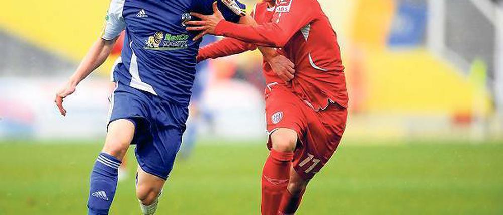 Kampf im Kellerduell. Babelsbergs Guido Kocer (rechts)  hier im Zweikampf mit Sören Eismann  gab Süleyman Koc die Vorlage zum 1:0. Der Treffer wurde wegen angeblicher Abseitsposition jedoch nicht gegeben.