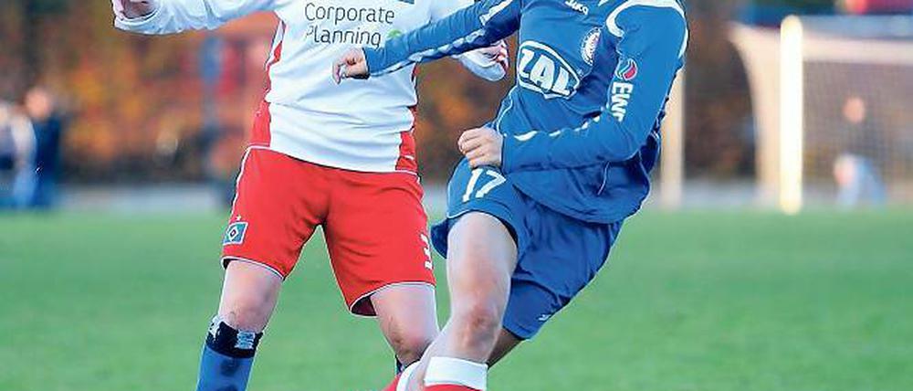 Treffsicher. Yuki Nagasato (rechts)  hier im Duell mit Carolin Simon  erzielte nach ihrer Einwechslung gegen den Hamburger SV auch diesmal das entscheidende Tor.