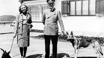 Im Kreise seiner Lieben. Adolf Hitler mit Eva Braun und Hunden im Juni 1942 auf dem Berghof auf dem Obersalzberg.