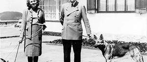 Im Kreise seiner Lieben. Adolf Hitler mit Eva Braun und Hunden im Juni 1942 auf dem Berghof auf dem Obersalzberg.
