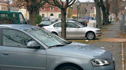 Auch außerhalb der Saison ein Problem. Die Parksituation gestern Nachmittag am Marktplatz.