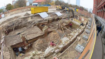 Schatzinsel. Unter dem Pflaster vor dem Roten Rathaus ist die Geschichte der Stadt zum Greifen nahe. Die angeblich 13 Kunstwerke und drei Tresore wurden nördlich der hier abgebildeten Fundstelle des mittelalterlichen Berliner Rathauses entdeckt.