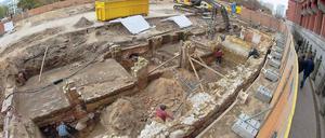 Schatzinsel. Unter dem Pflaster vor dem Roten Rathaus ist die Geschichte der Stadt zum Greifen nahe. Die angeblich 13 Kunstwerke und drei Tresore wurden nördlich der hier abgebildeten Fundstelle des mittelalterlichen Berliner Rathauses entdeckt.