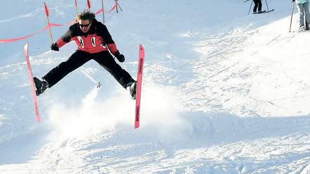 Premiere. Lust auf die Skisaison soll ab 12. November ein Pistengaudi mit 20 Tonnen Schnee vor dem Kleinmachnower Rathaus wecken.