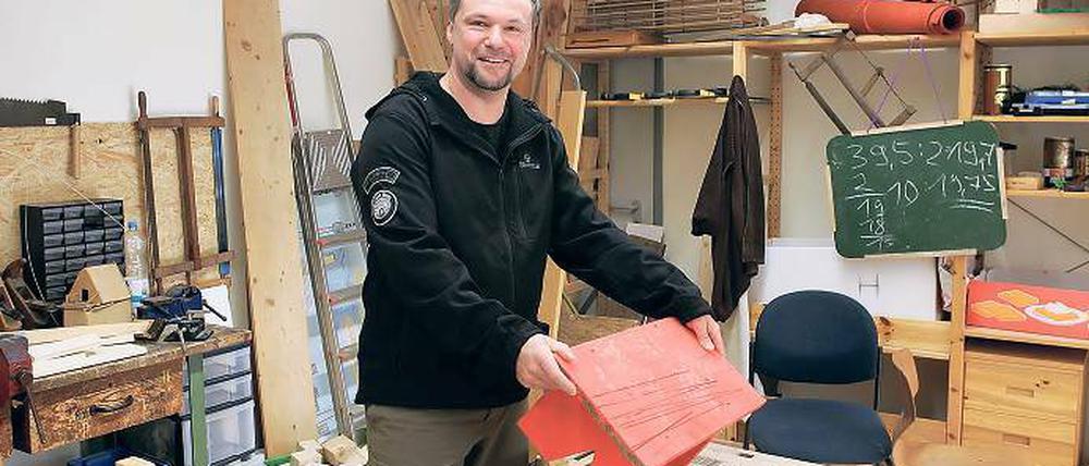 Werkeln, bauen, spielen können die Kinder im Hort Sonnenland mit ihrem Erzieher Thomas Kellner. In der Werkstatt fertigen Grundschüler unter seiner Aufsicht gerade Holzhocker. Auf dem Hof hat Kellner mit den Kindern eine Hütte aus Baumstämmen gebaut. Männer, sagen die Kolleginnen von Kellner, erziehen anders als Frauen.