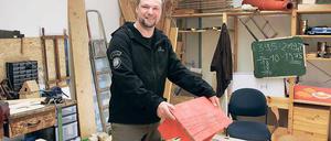 Werkeln, bauen, spielen können die Kinder im Hort Sonnenland mit ihrem Erzieher Thomas Kellner. In der Werkstatt fertigen Grundschüler unter seiner Aufsicht gerade Holzhocker. Auf dem Hof hat Kellner mit den Kindern eine Hütte aus Baumstämmen gebaut. Männer, sagen die Kolleginnen von Kellner, erziehen anders als Frauen.
