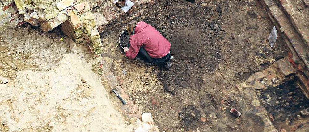 Stein für Stein. Das Erdreich gegenüber vom Roten Rathaus wird durchgesiebt. Würfel fanden die Archäologen dort und Silbermünzen aus dem Mittelalter. Sie zeigen, dass Berlin schon damals Anlaufstelle für Kaufleute aus Pommern, Ostpreußen und Böhmen war.