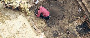 Stein für Stein. Das Erdreich gegenüber vom Roten Rathaus wird durchgesiebt. Würfel fanden die Archäologen dort und Silbermünzen aus dem Mittelalter. Sie zeigen, dass Berlin schon damals Anlaufstelle für Kaufleute aus Pommern, Ostpreußen und Böhmen war.