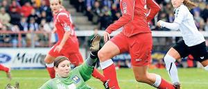 Anja Mittag (re., Potsdam) umspielt Torfrau Melissa Abiral (Neulengbach) und schiebt zum 2:0 ein. Nach dem 7:0 gegen Österreichs Meister ist das Rückspiel im Wienerwald für Turbine Potsdam nur noch Formsache.