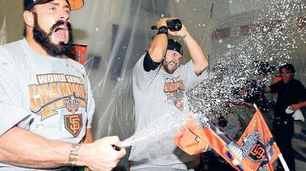 Hoch die Flaschen. Die Giants Brian Wilson (links) and Cody Ross feiern den Titel feucht und fröhlich.