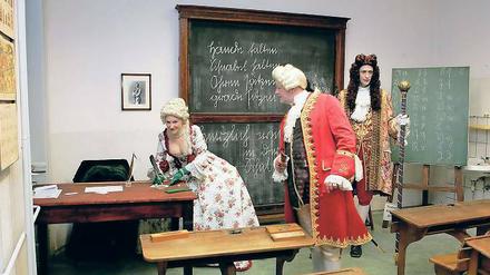 Die historische Schulstube stand zur Jubiläumsgala der Dortuschule den Gästen offen (Foto o.). Dazu konnte Schulleiterin Gudrun Wurzler auch ehemalige Kollegen begrüßen (r.o.). An die DDR-Zeit erinnerten Puppen im FDJ-Hemd mit rotem und blauem Pionierhalstuch (r. u.).