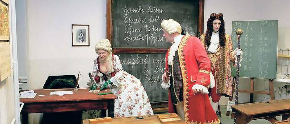 Die historische Schulstube stand zur Jubiläumsgala der Dortuschule den Gästen offen (Foto o.). Dazu konnte Schulleiterin Gudrun Wurzler auch ehemalige Kollegen begrüßen (r.o.). An die DDR-Zeit erinnerten Puppen im FDJ-Hemd mit rotem und blauem Pionierhalstuch (r. u.).