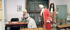 Die historische Schulstube stand zur Jubiläumsgala der Dortuschule den Gästen offen (Foto o.). Dazu konnte Schulleiterin Gudrun Wurzler auch ehemalige Kollegen begrüßen (r.o.). An die DDR-Zeit erinnerten Puppen im FDJ-Hemd mit rotem und blauem Pionierhalstuch (r. u.).