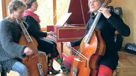 Zweimal Streifengambe plus Cembalo. Heidi Gröger (r.) und Christiane Gerhardt auf ihren reich verzierten Tielke-Kopien mit Sabine Erdmann am Cembalo bei den Proben im Kammermusiksaal.