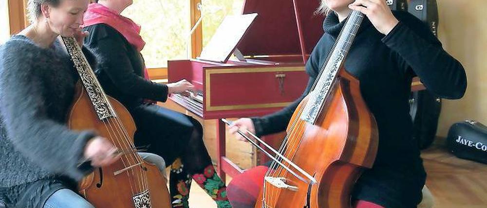 Zweimal Streifengambe plus Cembalo. Heidi Gröger (r.) und Christiane Gerhardt auf ihren reich verzierten Tielke-Kopien mit Sabine Erdmann am Cembalo bei den Proben im Kammermusiksaal.