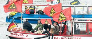 Eine Barkassen-Demo im Hamburger Hafen gehört zu den Herbstaktivitäten gegen die Sparpolitik der Bundesregierung.