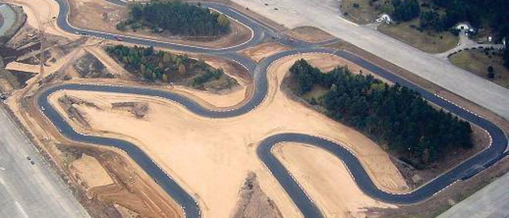 Riesenslalom im Wald. Das Gelände des Driving Centers in Groß Dölln gehörte früher zu einem sowjetischen Militärflugplatz, auf dem auch Atomwaffen lagerten.