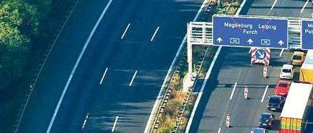 Stausicht. Blick aus einem Flugzeug auf den Stau auf der A 10 vor der Abfahrt Michendorf. Der nachfolgende, acht Kilometer lange Abschnitt war abgeriegelt.