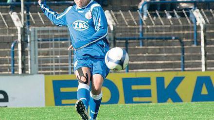 Die Spitze behaupten. Babett Peter gewann am Donnerstag mit der deutschen Nationalmannschaft das Länderspiel gegen Australien und will morgen mit Turbine Potsdam gegen Essen-Schönebeck gewinnen.