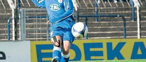 Die Spitze behaupten. Babett Peter gewann am Donnerstag mit der deutschen Nationalmannschaft das Länderspiel gegen Australien und will morgen mit Turbine Potsdam gegen Essen-Schönebeck gewinnen.