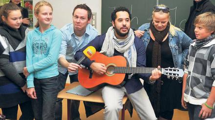 Musiker und Pädagoge: Adel Tawil begeisterte die Kinder der 6a mit Gesangseinlagen und Lebensweisheiten.