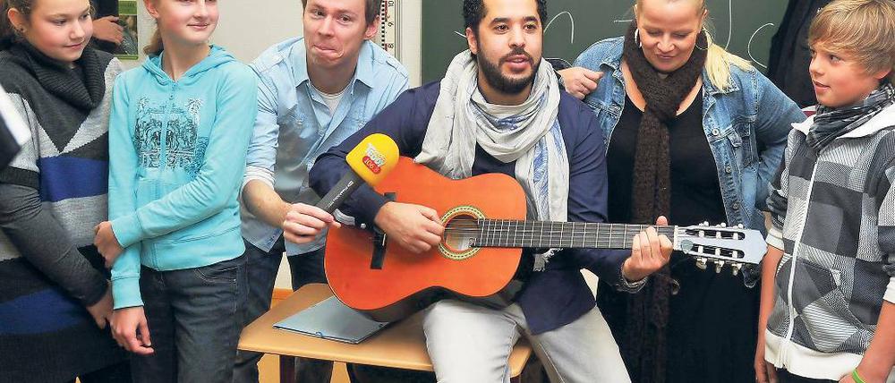 Musiker und Pädagoge: Adel Tawil begeisterte die Kinder der 6a mit Gesangseinlagen und Lebensweisheiten.