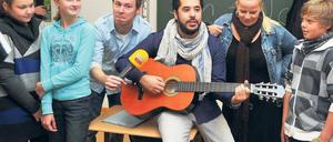 Musiker und Pädagoge: Adel Tawil begeisterte die Kinder der 6a mit Gesangseinlagen und Lebensweisheiten.