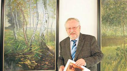Schilf und Seerosen. Heinz Schmal neben einem Birkenbild, dass de-Gral nach der Begegnung mit Hagemeister malte.