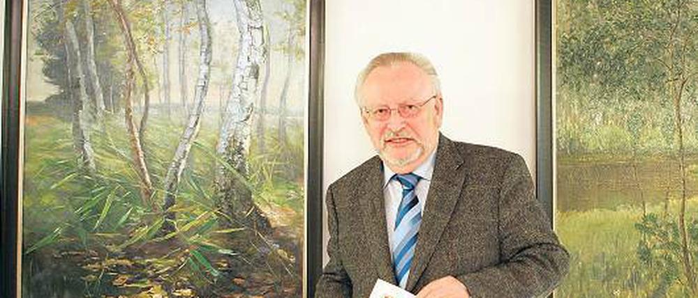Schilf und Seerosen. Heinz Schmal neben einem Birkenbild, dass de-Gral nach der Begegnung mit Hagemeister malte.