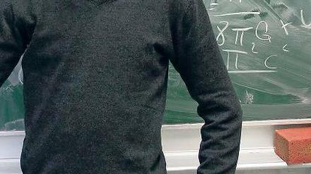 Der junge Mann, der mit seinen Berechnungen einst der Weltraumbehörde NASA ein Dementi entlockte: Vor zwei Jahren (Bild r.) sorgte der Potsdamer Schüler Nico Marquardt weltweit für Aufsehen, als er die Wahrscheinlichkeit eines Zusammenstoßes von der Erde und dem Asteroiden Apophis am 13. April 2036 mit 1:450 berechnete. Die NASA dementierte später.