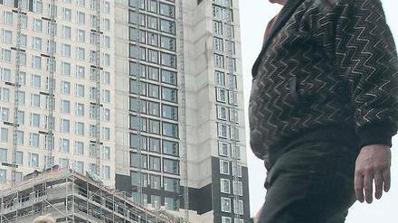 Sprung in die Tiefe. Der Basejumper sprang vom Dach des 118 Meter hohen Rohbaus des Zoofenster-Turms und prallte im Gleitflug gegen ein anderes Gebäude.