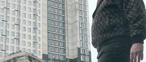 Sprung in die Tiefe. Der Basejumper sprang vom Dach des 118 Meter hohen Rohbaus des Zoofenster-Turms und prallte im Gleitflug gegen ein anderes Gebäude.