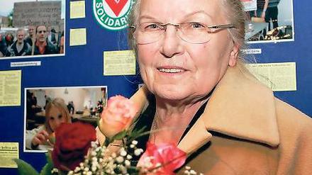 Lese-Oma Elfriede Witteborn bekam den Freiwilligenpass.