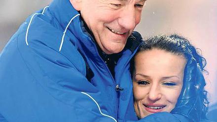 Hohe Ehre. Turbine-Coach Bernd Schröder und Fatmire Bajramaj.