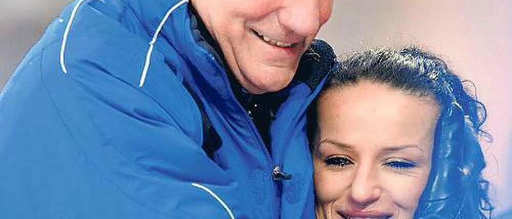 Hohe Ehre. Turbine-Coach Bernd Schröder und Fatmire Bajramaj.