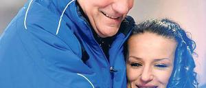 Hohe Ehre. Turbine-Coach Bernd Schröder und Fatmire Bajramaj.