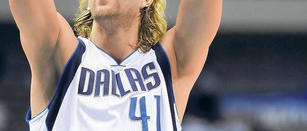 Der Frust ist raus. Dirk Nowitzki startet hoffnungsvoll in die neue Spielzeit. In der vergangenen Saison schied er mit den Dallas Mavericks gegen die San Antonio Spurs in der ersten Play-off-Runde aus.