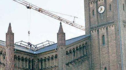 Dachschaden. Die Kirche am Bassinplatz erhält neue Fenster im Oberlicht.