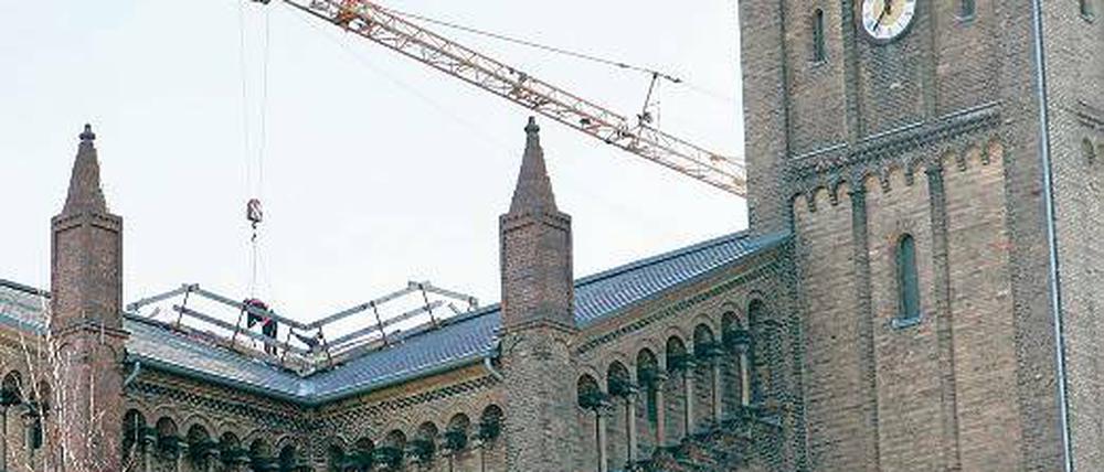 Dachschaden. Die Kirche am Bassinplatz erhält neue Fenster im Oberlicht.