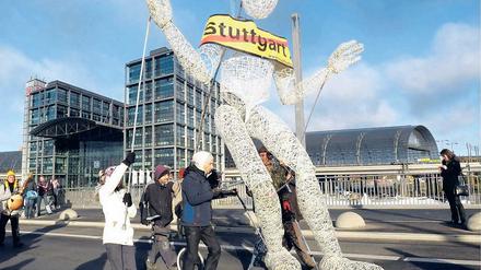 Der Protest rollt an. Demonstranten schoben die Figur auf dem Skateboard.