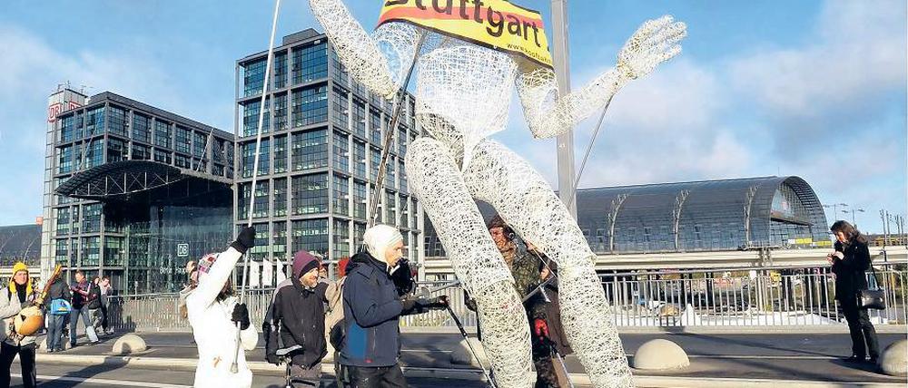 Der Protest rollt an. Demonstranten schoben die Figur auf dem Skateboard.