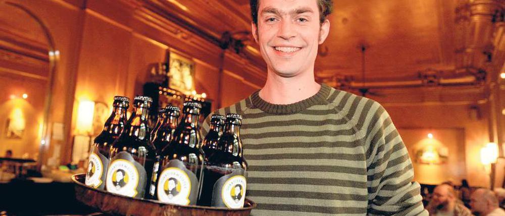 Serviert. Jacob mit Kiezbier.