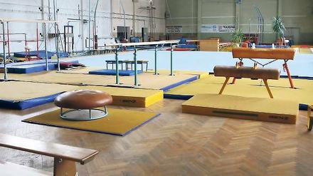 Turnhalle im Luftschiffhafen. An einigen Geräten haben schon Olympiasieger und Weltmeister trainiert  kaum etwas hat sich verändert. Zum Ärger der Nutzer.