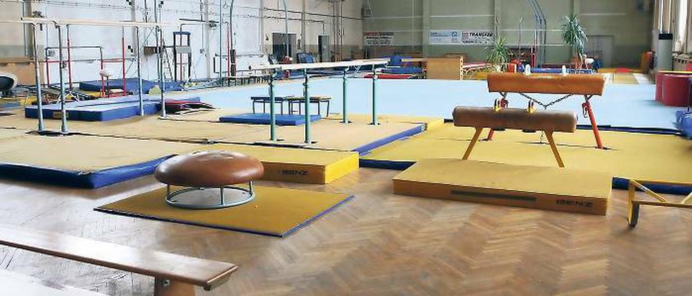 Turnhalle im Luftschiffhafen. An einigen Geräten haben schon Olympiasieger und Weltmeister trainiert  kaum etwas hat sich verändert. Zum Ärger der Nutzer.